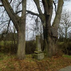 Kříž západně od Těchonic