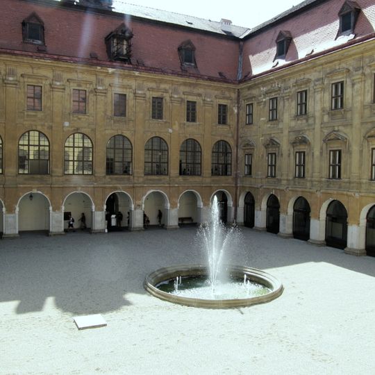 Kašna na nádvoří zámku v Holešově