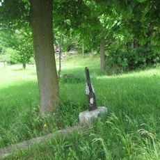 Kříž západně od Svéradic u mostu