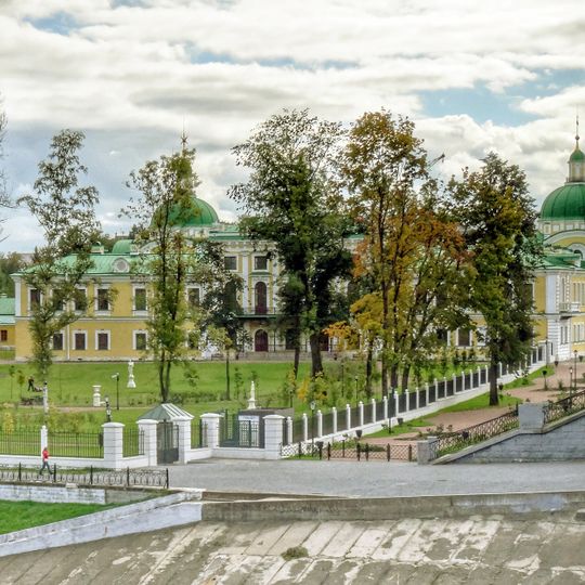 Балкон с парапетом набережной сада