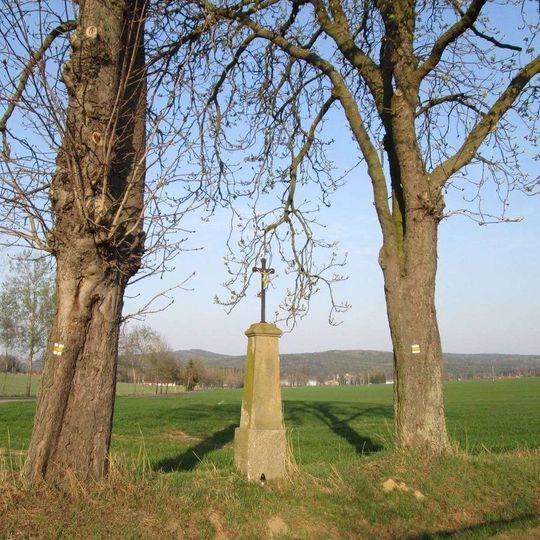 Kříž západně od Mirošova u rozcestí