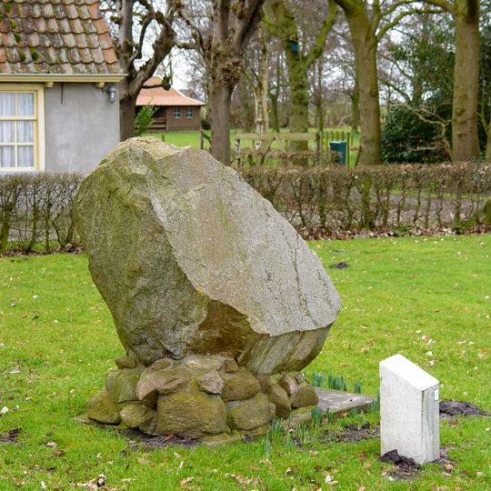 Monument bij de begraafplaats