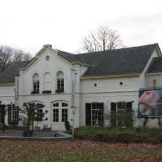 Gepleisterd koetshuis, behorend bij het huis "hartenstein"