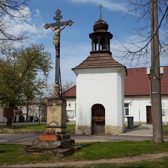 Kříž před kaplí na návsi v Libomyšli