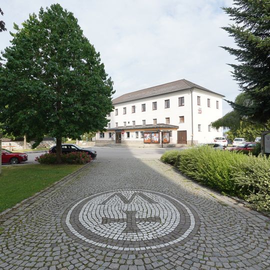 Mosaik vor der Stadtpfarrkirche Bad Leonfelden