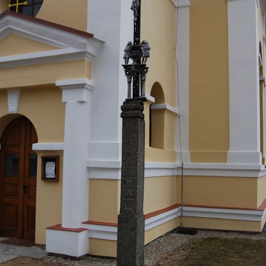 Kříž před kostelem