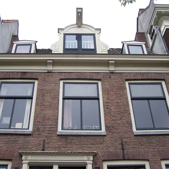 Huis onder schilddak