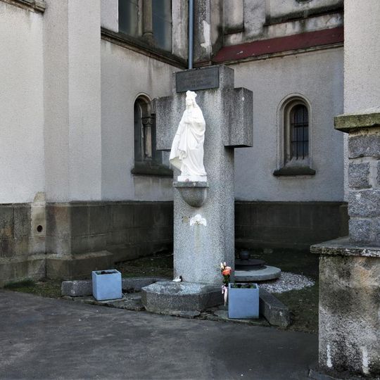 Socha Panny Marie u poutní baziliky ve Filipově