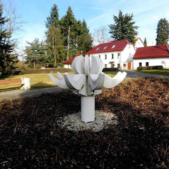 Plastika v parku ve Velkých Popovicích