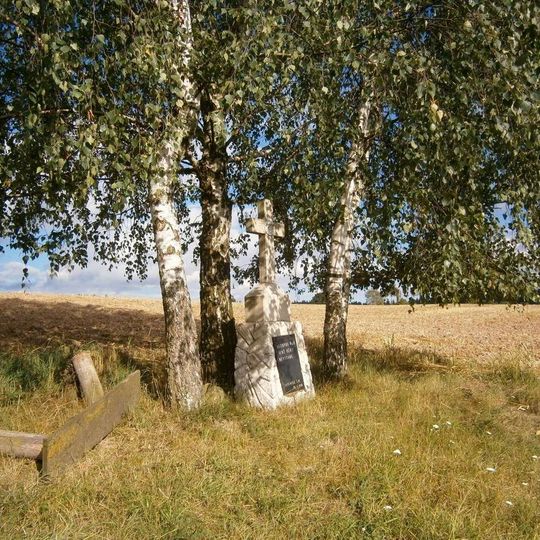 Kříž východně od Tatenic v poli