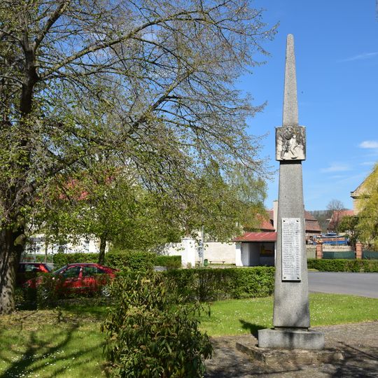 Pomník padlým na návsi ve Staňkovicích
