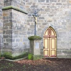 Kříž u kostela Narození Panny Marie v Turnově