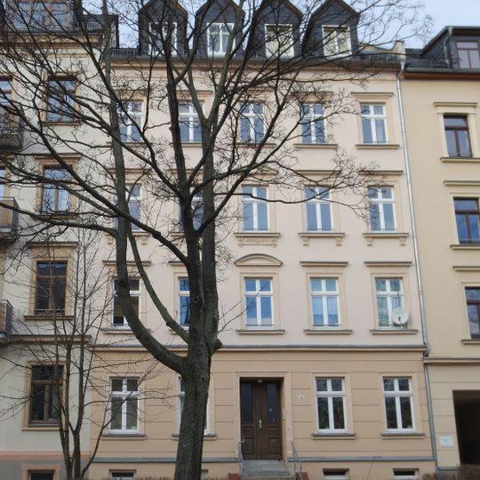 Mietshaus in geschlossener Bebauung mit Vorgarten; Salzstraße 27