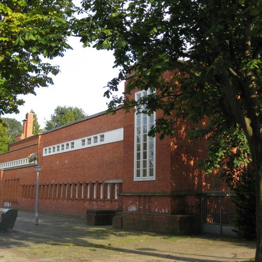 Voormalige dubbele lagere school in kubistisch-expressionistische bouwstijl