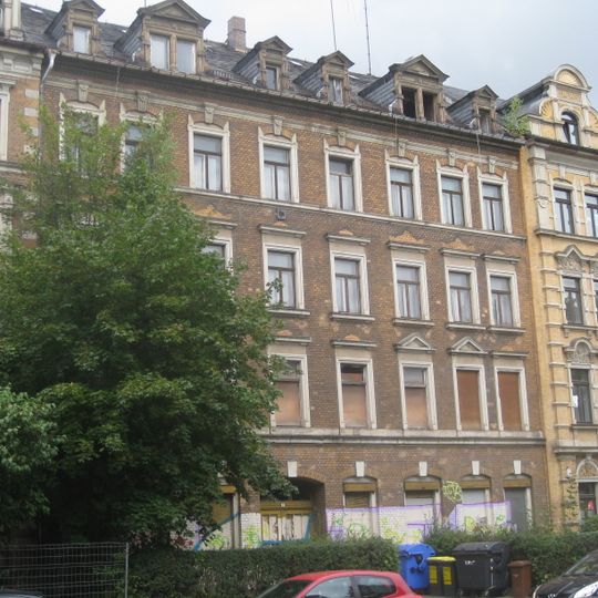 Mietshaus in geschlossener Bebauung mit Vorgarten Müllerstraße 2