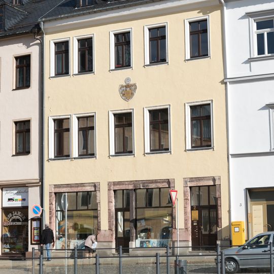 Dreigeschossiges Bürgerhaus mit Steildach, darin drei stehende Dachgauben Markt 2