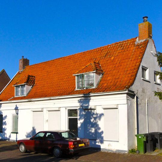 Twee panden onder dwars zadeldak tussen topgevels