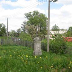 Kříž v Bezvěrově u rybníčku