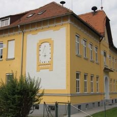 Volksschule mit Umfriedung