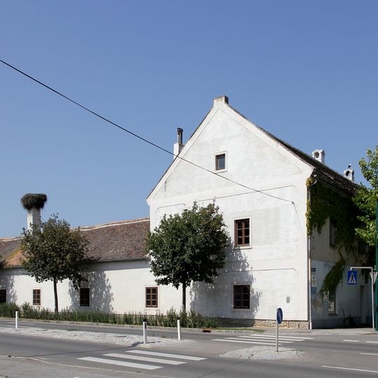 Bauernhof, ehemaliger Gasthof Wolf, ehemaliger Wirtschaftshof des Stiftes Heiligenkreuz