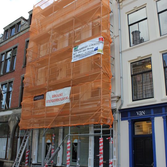 Pand met gepleisterde gevel met rechte kroonlijst en ramen met afgeronde hoeken