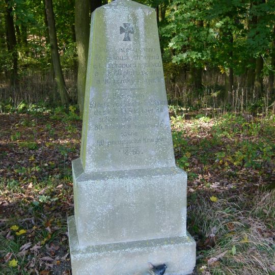 Pomník u místa pohřbených padlých rakouských a pruských vojáků v bitvě 1866 v lese Svíb u Máslojed