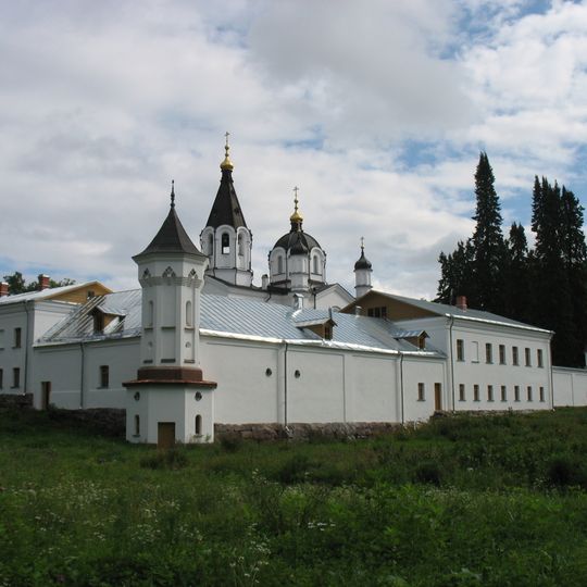 Ограда с четырьмя угловыми башнями и воротами