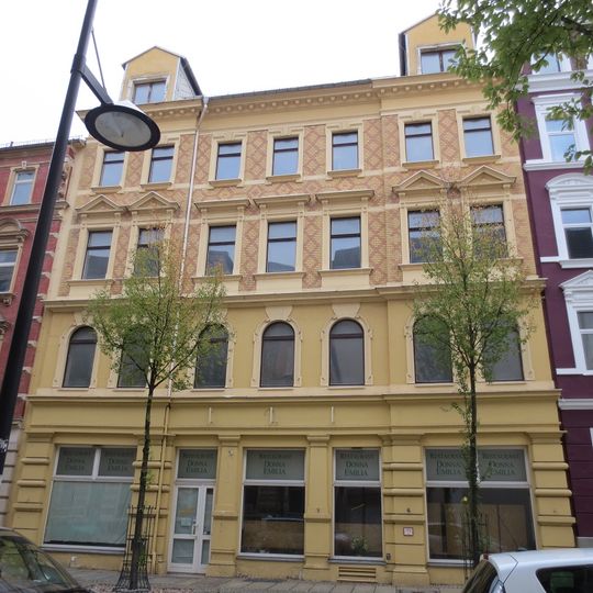 Mietshaus in geschlossener Bebauung An der Markthalle 16