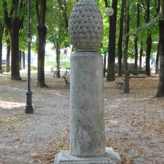 Monumento della Colonna con Pigna