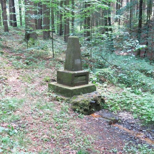 Pomník Dívčího pramene v údolí Kamenického potoka