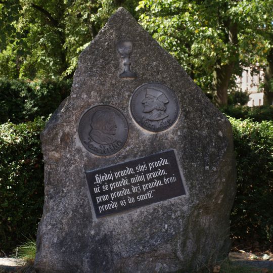 Pomník Jana Husa a Jana Žižky v Kostelci nad Černými lesy