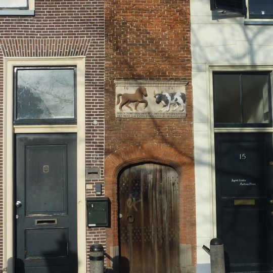 Geprofileerd bakstenen poortje met gevelsteen met paard en koe en opschrift