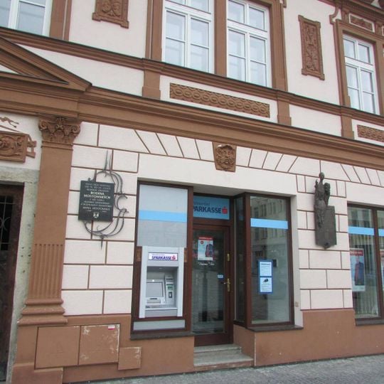 Pamětní deska rodiny Lipských na domě čp. 79 na Masarykovo náměstí v Pelhřimově