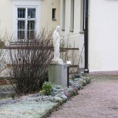 Socha Panny Marie u charitního domu Šlajferka