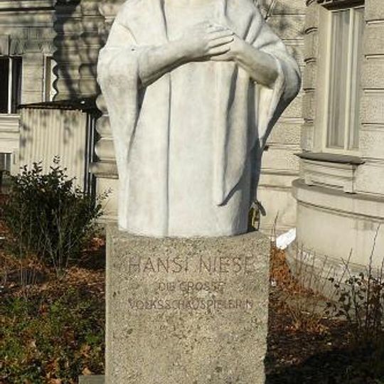 Persönlichkeitsdenkmal, Hansi Niese - Denkmal