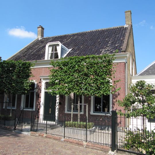 Dwarshuis met zadeldak tussen puntgevels