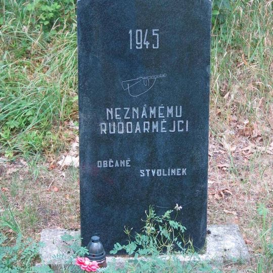 Pomník padlému rudoarmějci u silnice z Kravař do Stvolínek
