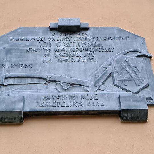 Pamětní deska rodu Opatrných v Líšné