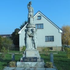 Pomník padlým v 1. a 2. světové válce u hlavní silnice východně od kostela sv. Petra ve Velence