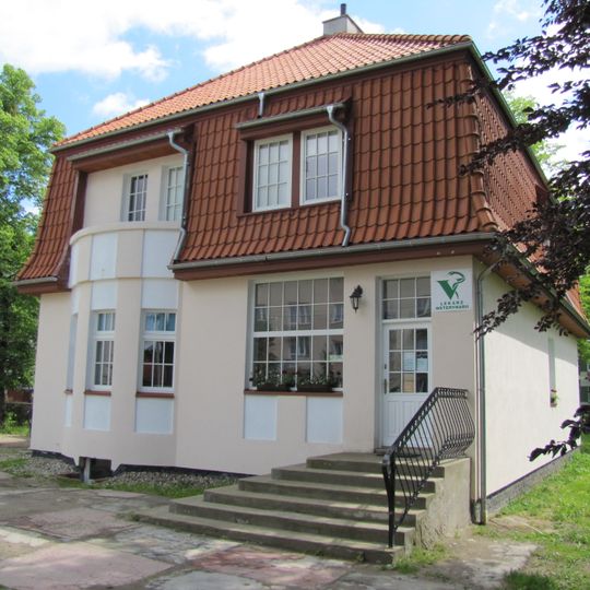 Dom - willa wraz z działką i zielenią wysoką