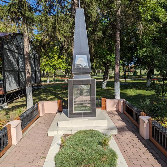 Monument în memoria a 44 consăteni căzuți în 1941-1945