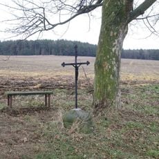 Kříž východně od Žebnice mezi stromy