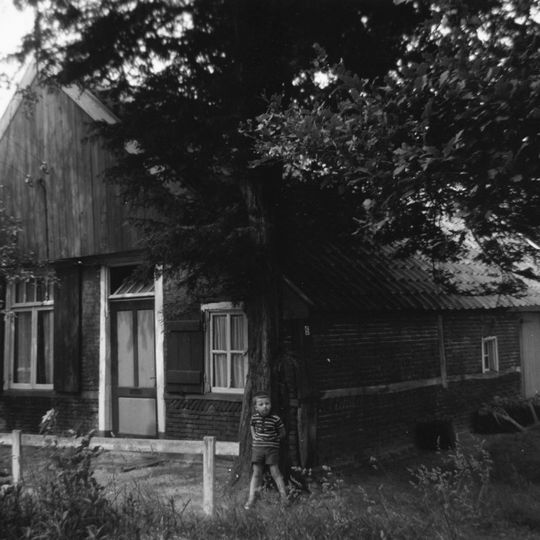 Saksisch boerderijtje met houten voorschot, stijl en regelwerk