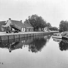 Havenkom met gemetselde walkanten