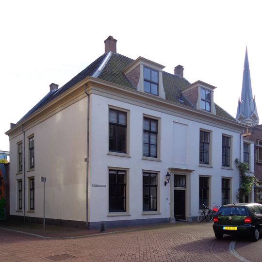 Gepleisterd herenhuis met verdieping en omlopend schilddak