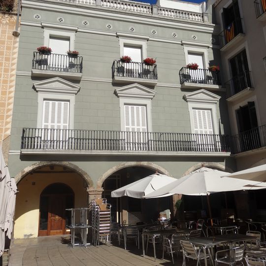 Building in plaça de l'Ajuntament, 10