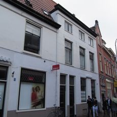 Pand met gepleisterde lijstgevel