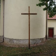 Kříž za kostelem v Hostomicích