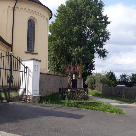 Kříž u kostela v Hartvíkově
