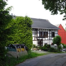 Wohnstallhaus und Seitengebäude eines Vierseithofes Einsiedler Weg 2